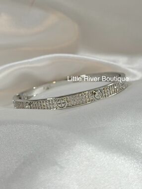 Gorgeous pave bracelet. 18cm